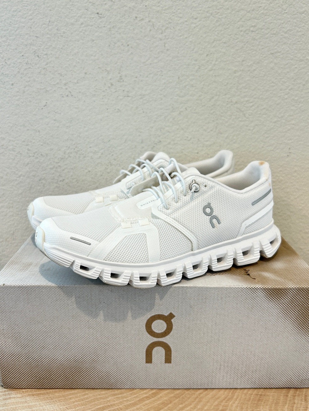 EUC On Cloud 6 Woemn Sneakers, Size 7, $160 Retail